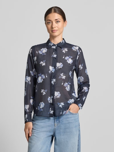 Vrouwenmodel draagt Regular fit blouse met lange mouwen uit mix van katoen en zijde van GANT met blauw bloemenpatroon, frontale volledige lichaamsopname.
