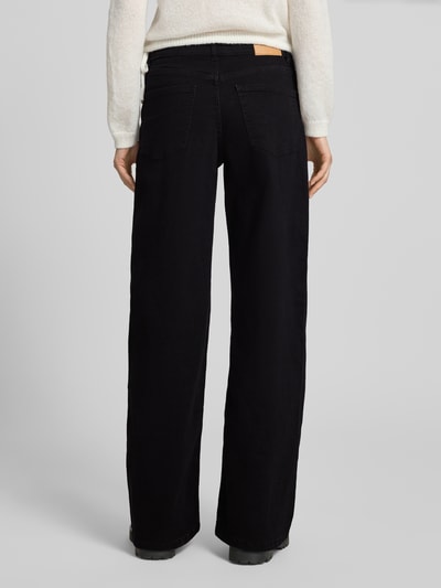 Männermodel trägt Wide-Leg-Jeans mit mittelhohem Bund von Review, czarny bawełniany materiał z domieszką stretchu, luźny krój, 5 kieszeni, szerokość w rozmiarze 27: 39 cm, długość nogawki wewnętrznej: 80 cm, zdjęcie całej sylwetki z tyłu