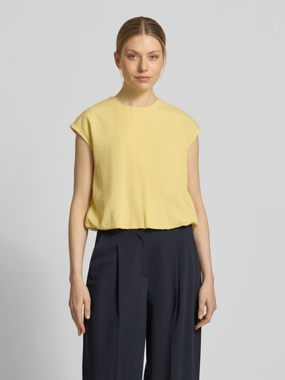 Frauenmodel trägt Bluse mit Rundhalsausschnitt und Kappärmeln von Jake*s Collection in Gelb, gerader Schnitt, dezente Struktur, Ganzkörperansicht von vorne.