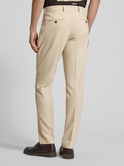 Männermodel trägt Slim Fit Anzugsakko mit Woll-Anteil Modell 'SLIM-NEIL' von SELECTED HOMME, Optik: Unifarben, Passform: Slim-Fit, Bügelfalten, Gürtelschlaufen, Verschluss: Schiebehaken, Knopf und verdeckter Reißverschluss, Taschen: seitliche Eingrifftaschen, Gesäßtaschen, helle Beige-Töne, glatte Anzug-Stoff-Oberfläche, Ganzkörperansicht Rückansicht.