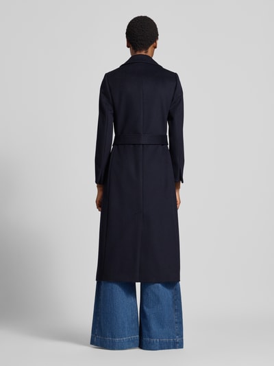 Frauenmodel trägt Regular Fit Mantel aus reiner Schurwolle Modell 'LONGRUN' von MAX&Co., dunkelblaue Farbe, glatte Struktur, Ganzkörperansicht Rückansicht. Damen Mantel.
