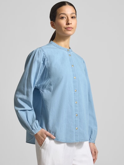 Frauenmodel trägt Regular Fit Bluse im Denim-Look Modell 'Valeria' von Brax aus reiner Baumwolle, Rundhalsausschnitt, Knopfleiste, Ganzkörperansicht von vorne.