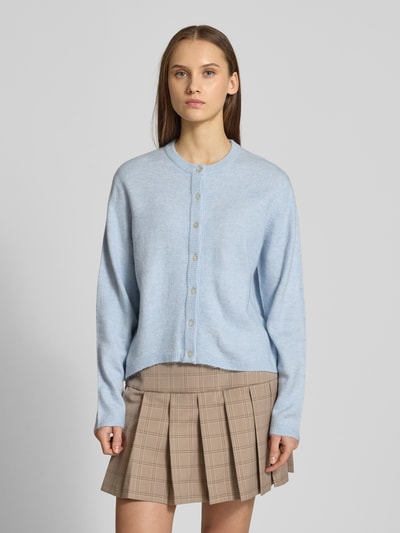 Vrouwenmodel draagt Regular fit gebreid jack met effen kleuren van ONLY, knoopsluiting, ronde hals, lange mouw, geribd, model 'SIMONI', knitwear, geheel vooraanzicht