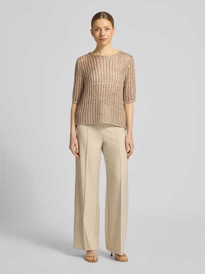 Frauenmodel trägt Regular Fit T-Shirt aus Viskose-Mix in Strick-Optik von Betty Barclay, Damen T-Shirt mit U-Boot-Ausschnitt, Halbarm, Lochmuster, beige Farbtöne, Größe 36, Rückenlänge 60 cm, Ärmellänge 29 cm, Ganzkörperansicht von vorne.