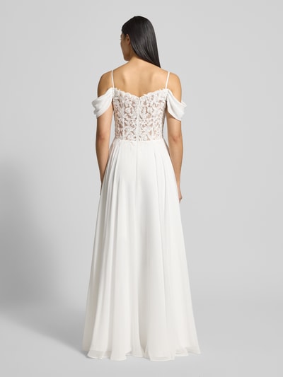 Kobieta modelka nosi Brautkleid mit Spaghettiträger von Luxuar, biały, dopasowany krój, sercowy dekolt, tkanina nieprzezroczysta, widok całej sylwetki od tyłu.