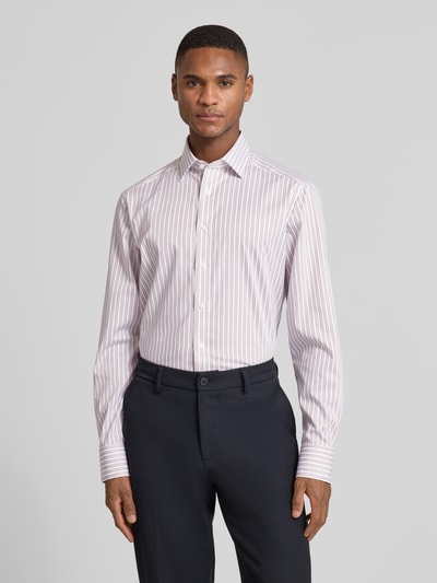 Männermodel trägt Regular Fit Businesshemd aus Baumwolle mit Kentkragen von OLYMP, weiß-rosa gestreift, glatte Textur, Ganzkörperansicht von vorne.