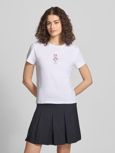 Frauenmodel trägt Schmal geschnittenes T-Shirt aus Baumwollmix mit Blumen-Print von REVIEW, weiß mit Rundhalsausschnitt, Ganzkörperansicht von vorne.