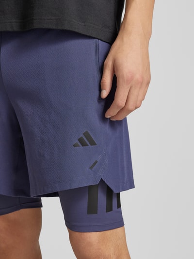 Adidas Training Sweatshorts mit Label-Print Anthrazit 3