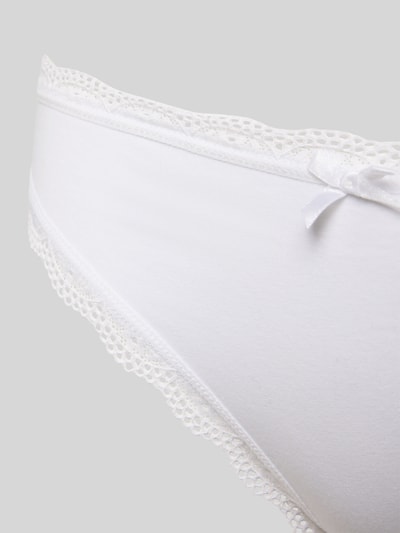 Kobiece model prezentuje Slip mit Schleifen-Detail im 3er-Pack od DORINA, biały, mieszanka bawełny i elastanu, koronkowe obszycia, detal wiązany, krój dopasowany, zestaw 3 szt., detal na boku, detal z koronki, zbliżenie na biodro, detalowa perspektywa.