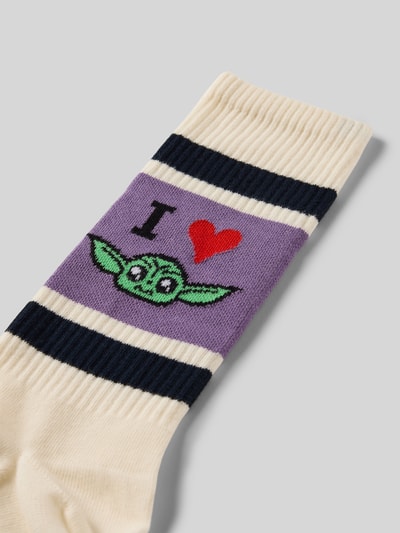 Produktfoto, cremefarbene und lilafarbene Socken aus Baumwoll-Mix Modell 'I HEART GROGU' von Happy Socks, Label-Detail, elastisches Rippenbündchen.