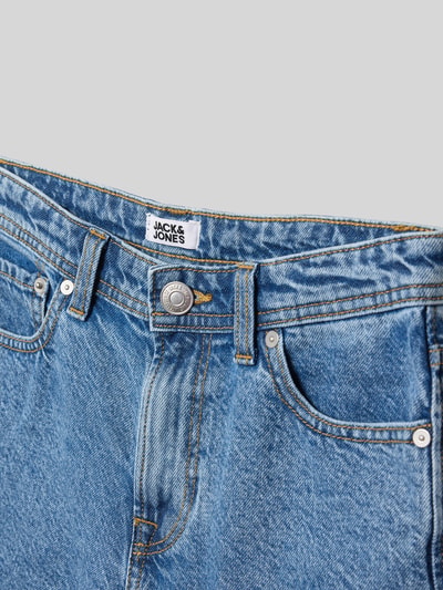 Produktfoto, Baggy Fit Jeansshorts mit Eingrifftaschen Modell 'ALEX' von Jack & Jones aus reiner Baumwolle, blaue Denim-Optik, Struktur durch sichtbare Nähte, Bundweite 34 cm, Innenbeinlänge 22 cm, geeignet für Kinder.