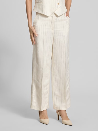 Frauenmodel trägt Wide Fit Stoffhose mit Bügelfalten von Christian Berg Woman Selection in Creme mit feinen Streifen, lockerer Schnitt, Gesäßtasche, Haken- und Reißverschluss, Stoff mit feiner Struktur, Ganzkörperansicht von vorne.