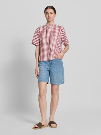 Frauenmodel trägt Regular Fit Bermudas aus Baumwoll-Lyocell-Mix Modell 'VILLA' von Vero Moda, Denim-Optik, 5-Pocket-Design, Ganzkörperansicht von vorne.