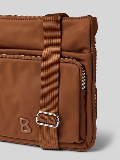 Produktfoto, Handtasche mit Logo-Detail Modell 'Serena' von BOGNER in Braun, Reißverschluss, verstellbarer Schulterriemen, glatte Textur