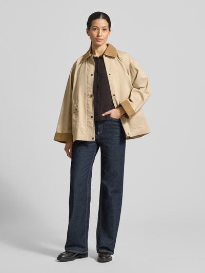 Frauenmodel trägt Regular Fit T-Shirt mit Umlegekragen Modell 'BETANNI' von B.Young in Beige mit Cord-Besatz und aufgesetzten Taschen, Ganzkörperansicht von vorne.