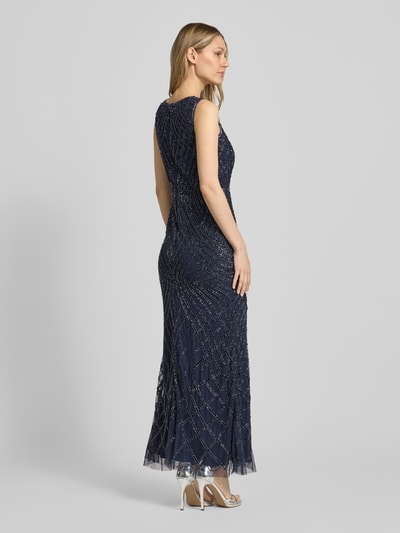 Frauenmodel trägt Maxikleid mit Perlen und Rundhalsausschnitt von LACE & BEADS, dunkelblau, Mesh, figurbetonter Schnitt, Rückenlänge 146 cm, Brustweite 42 cm, Ganzkörperansicht Rückansicht.