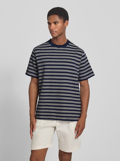 Männermodel trägt Regular Fit T-Shirt aus Baumwoll-Mix Modell 'ELI' von Selected Homme, dunkelblau mit Streifen, Herren T-Shirt, Ganzkörperansicht von vorne.