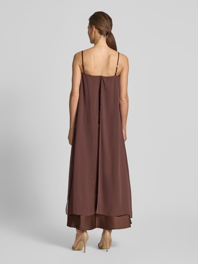 Frauenmodel trägt Regular Fit Midikleid aus Satin von Rinascimento in Braun mit Spaghetti-Trägern, Rückansicht, Ganzkörperansicht Rückansicht.