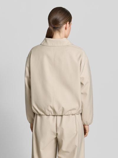 Frauenmodel trägt Regular Fit Blouson aus Viskose-Mix Modell 'TOSCA' von VILLA SOPHIE, Optik: Unifarben, Ganzkörperansicht Rückansicht.