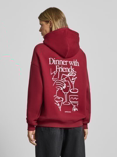 ANOTHER COTTON LAB Oversized Hoodie mit Statement-Print Modell 'Dinner' Bordeaux 5