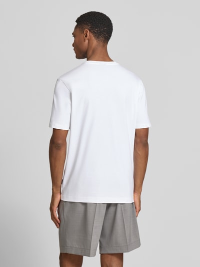 Männermodel trägt T-Shirt mit Rundhalsausschnitt von bugatti in Weiß, reine Baumwolle, Slim Fit, Rückenansicht, Ganzkörperansicht Rückansicht.
