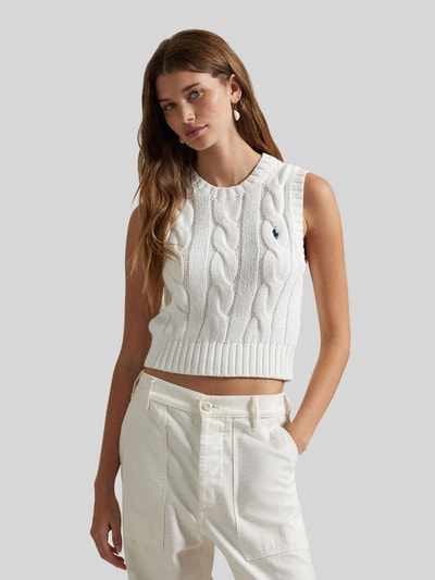 Kobiece modelka ma na sobie Bezrękawnik z wyhaftowanym logo od Polo Ralph Lauren z bawełny, krój regular fit, prążkowane wykończenia, okrągły dekolt, długość tyłu w rozmiarze S: 48 cm, całość w odcieniach bieli, faktura dzianiny, zdjęcie całej sylwetki z przodu.