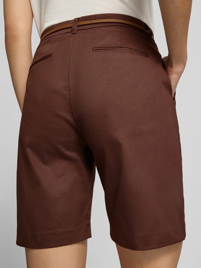 Frauenmodel trägt Bermudas mit Gürtel Modell 'Days' von b.young in Braun, Baumwoll-Elasthan-Mix, Regular Fit, Ganzkörperansicht Rückansicht.