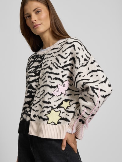 Frauenmodel trägt Strickpullover mit gerippten Abschlüssen von Marc Cain, Reine Baumwolle, Lockerer-Schnitt, Rundhalsausschnitt, Ganzkörperansicht von vorne.