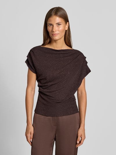 Vrouwenmodel draagt Bluse mit One-Shoulder-Träger van Rinascimento in donkerbruin met plooien, materiaalmix met stretch, getailleerde pasvorm, ruglengte maat S 54 cm, vooraanzicht van het hele lichaam.