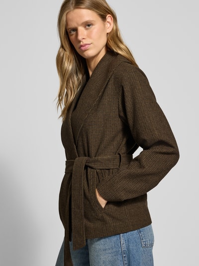 Vrouwenmodel draagt Regular fit lange jas met strikceintuur Model 'AUGUSTA' van ONLY, look: effen, met steekzakken, Materiaalverwerking: wollen loden, Sjaalkraag, sluiting: strikceintuur, mouwvorm: lange mouw, zijaanzicht, Nahaufnahme Oberkörper.
