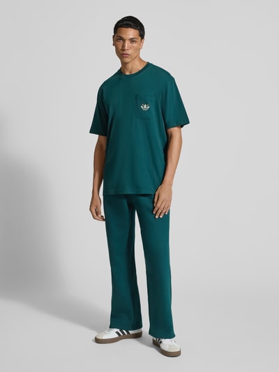 adidas Originals Spodnie dresowe z elastycznym pasem i wyhaftowanym logo Ciemnozielony 1