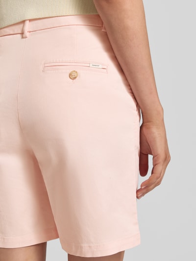 Frauenmodel trägt Bermudas mit Gesäßleistentaschen von Gant in zartem Rosa, Baumwoll-Mix mit Stretch, Detailaufnahme Rückansicht.