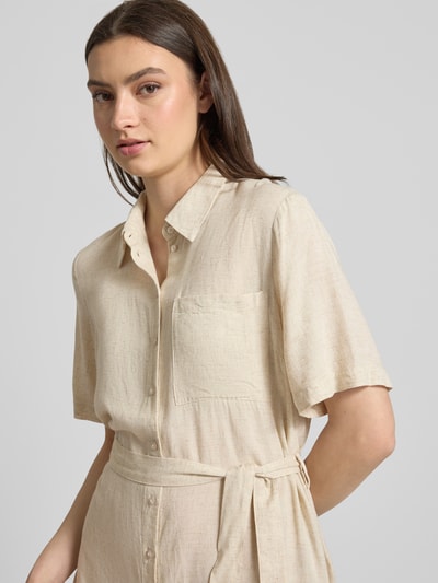 Frauenmodel trägt Figur umspielendes Freizeitkleid aus Viskose-Leinen-Mix Modell 'PIA' von Pieces in Beige mit Knopfleiste und kurzer Ärmelform, unifarbene Flammgarn-Optik, Brusttasche, Nahaufnahme Oberkörper.