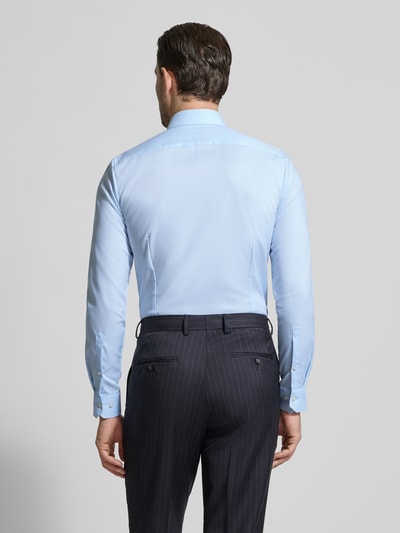 Männermodel trägt Super Slim Fit Business-Hemd mit Kentkragen und Strukturmuster von OLYMP, hellblau, Fein strukturiert, Baumwoll-Elasthan-Mix, Rückenlänge 80 cm, Schulterbreite 44 cm, Ärmellänge 66 cm, Ganzkörperansicht Rückansicht.