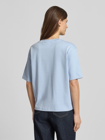 Modelka nosi T-Shirt mit Rundhalsausschnitt von JAKE*S STUDIO WOMAN w jasnoniebieskim kolorze, bawełna, krój relaxed fit, długość tyłu 59 cm, całościowy widok z tyłu.