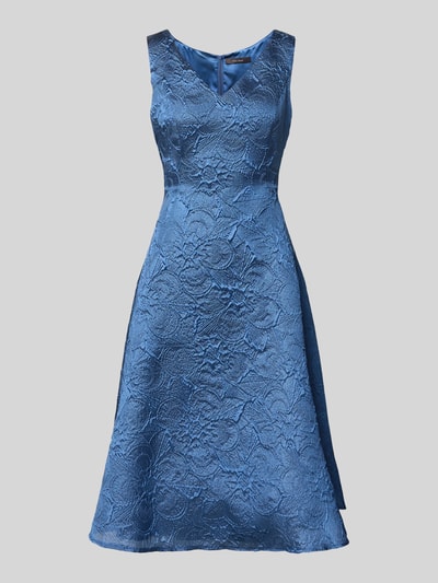 Produktfoto, Cocktailkleid mit Strukturmuster und V-Ausschnitt von Vera Mont in Blau, A-Linie, Midikleid, Rückenlänge 103 cm, Brustweite 44 cm, Größe 36