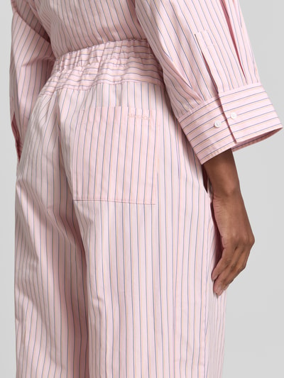 Frauenmodel trägt Weite Hose aus reiner Baumwolle Modell 'OTTO' von MAX&Co. mit rosa-blauen Streifen, Detailaufnahme Rückansicht. Damen Weite Hose von MAX&Co.