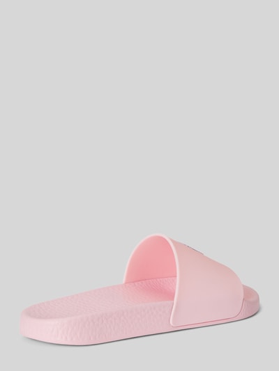 Produktfoto, Badeschuhe mit Logo-Print von Polo Ralph Lauren in zartem Rosa, strukturierte Sohle, flache Form, abgerundete Spitze