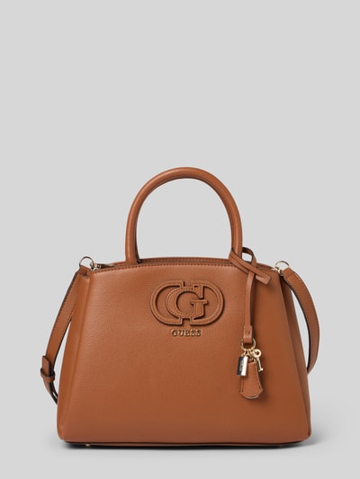 Produktfoto, Handtasche in Leder-Optik Modell 'Isola' von Guess, brązowa, faktura skóry, złote detale, szerokość w rozmiarze 1: 31 cm, długość 22 cm, głębokość 14 cm, długość paska 123 cm, logo na przodzie