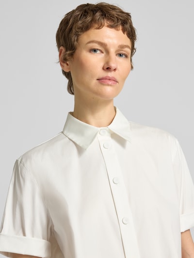 Frauenmodel trägt Bluse mit verlängertem Rücken und Kentkragen von Windsor, Baumwoll-Mix, weiß, Knopfleiste, Nahaufnahme Oberkörper.
