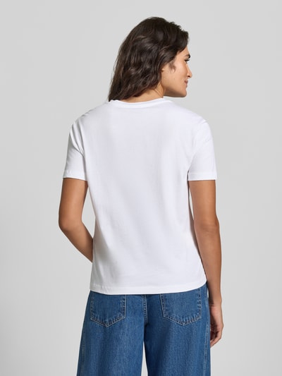 Kobiece modelka nosi Slim Fit T-Shirt mit Ziersteinbesatz von Liu Jo White z bawełny, Motyw, okrągły dekolt, długość tyłu 57 cm, widok tyłu całej sylwetki.