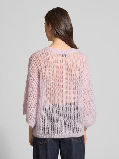 Frauenmodel trägt Relaxed Fit Wollpullover aus Mohair-Mix Modell 'C_FRUG' von BOSS Orange, unifarben, Grobstrick, Rückansicht Ganzkörperansicht.