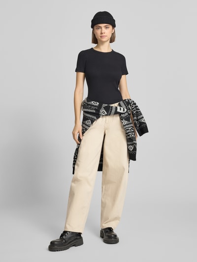 Modelka nosi Wide Fit Jeans im 5-Pocket-Design Modell 'Barrel' od JJXX, bawełna, szerokość w rozmiarze 27/32: 38 cm, długość nogawki 78 cm, widok całej sylwetki z przodu