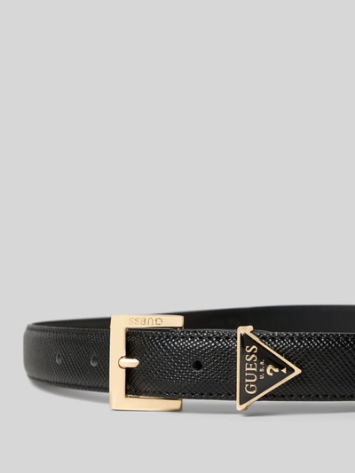 Produktfoto, Gürtel in Leder-Optik mit Logo-Applikation Modell 'Noelle' von Guess, strukturierte schwarze Oberfläche, goldene Pinschließe, Szerokość w rozmiarze S: 2 cm