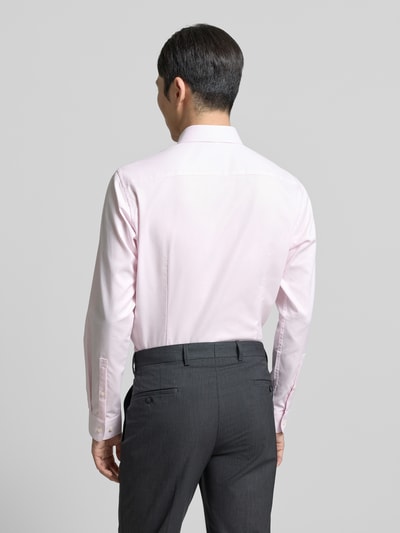 Männermodel trägt Regular Fit Business Hemd aus Baumwolle mit Kentkragen von Jake*s in Rosa, Rückenansicht, Ganzkörperansicht Rückansicht.