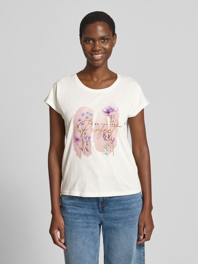 Frauenmodel trägt T-Shirt mit Motiv- und Statement-Print von Christian Berg Woman aus Baumwoll-Viskose-Mix, Regular-Fit, Rundhalsausschnitt, Damen T-Shirt, Rückenlänge 56 cm bei Größe S, helle Farben mit floralem Print, Ganzkörperansicht von vorne.