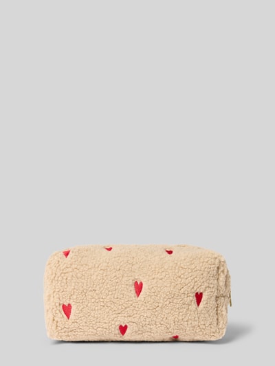 Productfoto, Etui uit Teddybont van Studio Noos met all-over motiefstitching hartjes, logodetail, hoofdvak met ritssluiting, beige met rode accenten, breedte 23 cm, lengte 11 cm, diepte 11 cm, zachte textuur.