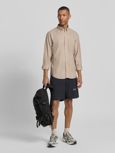 Mannelijk model draagt Regular Fit vrijetijdsoverhemd met button-downkraag van camel active, mix van katoen en linnen, borstzak, labelstitching, ruglengte maat M 78 cm, schouderbreedte maat M 50 cm, mouwlengte maat M 66 cm, vooraanzicht volledige lichaamsopname.