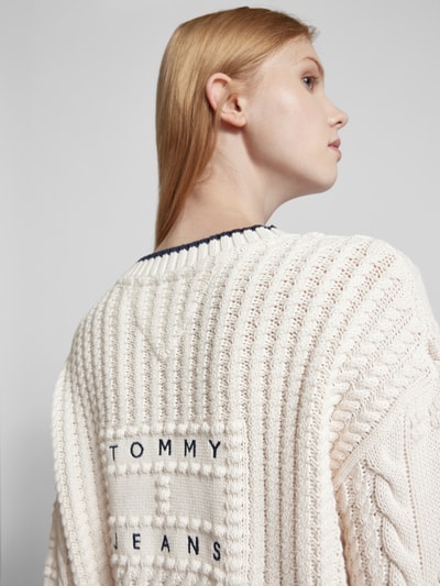 Tommy Jeans Kardigan z dzianiny ze ściegiem warkoczowym model ‘BUBBLE CABLE FLAG’ Złamany biały 3