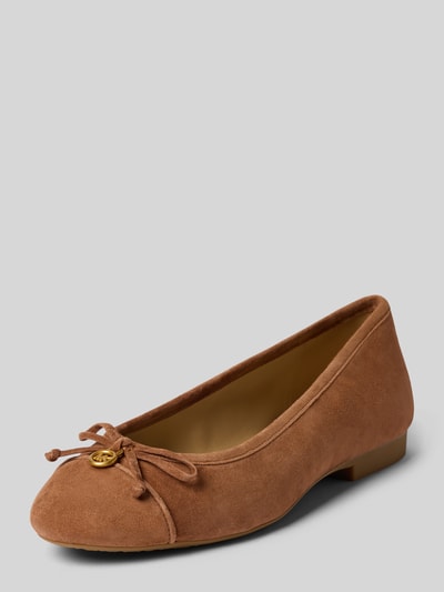 Productfoto, Ballerina uit echt leer Model 'Piper' van MICHAEL Michael Kors in lichtbruin met sierstrik, logodetail, gladde zool, afgeronde pasvorm, hakhoogte maat 40: 1 cm, schachthoogte maat 40: 6 cm, schachtbreedte maat 40: 21 cm.